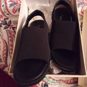 Womens bare trap slip on